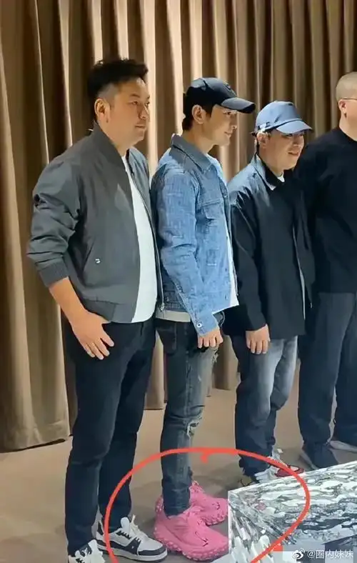 当晚,为了方便跳操,黄晓明特地穿了一双平底运动鞋……,王婉霏身高168