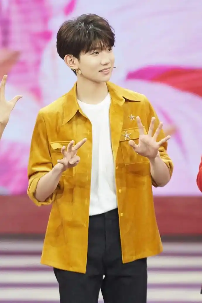 爱豆橙色系穿搭#那@tfboys-王源二字弟弟必须榜上有名了!