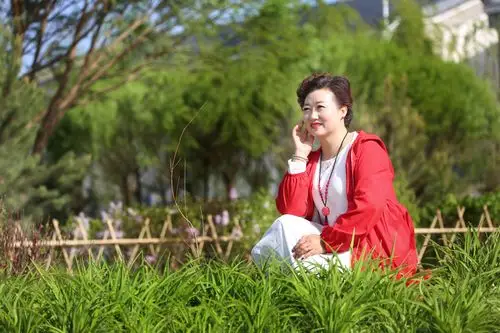 给生活一个微笑,给自己一个笑容 ,带上阳光,走在充满阳光和希望的路上