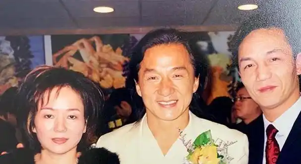 看到丈夫的事业因资金短缺而停滞不前,毛玉萍挺身而出,毫不吝啬地将