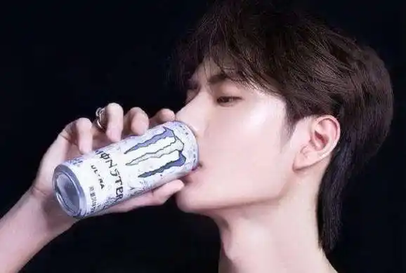 王一博和黄轩片场喝酒,王一博敬酒动作引热议,素质高低一目了然_角色