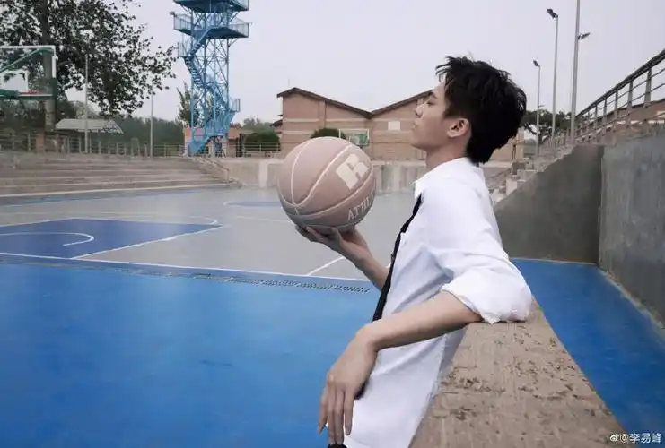 李易峰写真大片曝光球场打球青春帅气