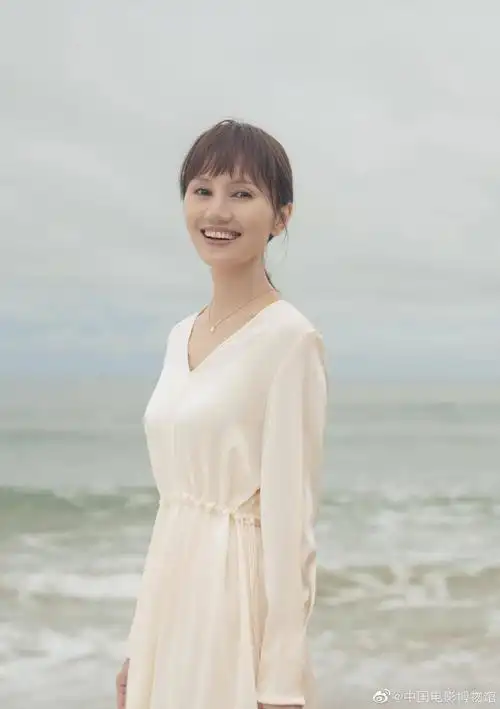 袁泉老公说是谁?袁泉夏雨合体现身看话剧, 夫妻俩打扮低调出行