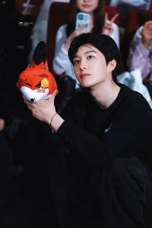 范丞丞俞青##范丞丞收到泥人手机壳##肖央说范丞丞是武力担当##今日