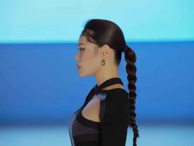 tia袁娅维最新mv花絮照通过多种造型和空间的变换