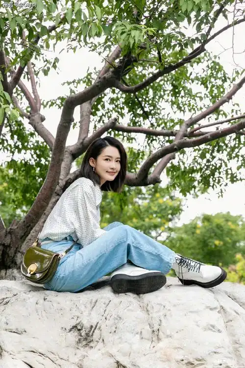 李沁身着pinko春夏系列高腰牛仔裤凸显修长线条