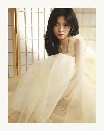 春夏真不愧是气氛美女!梦幻写真曝光演绎各式纱裙温柔灵动