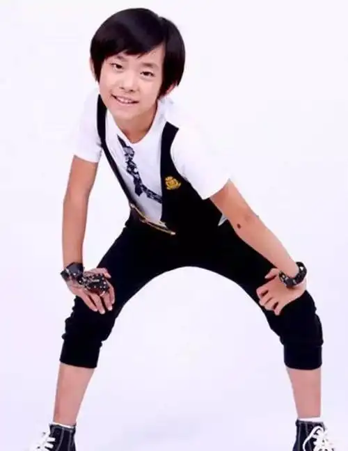 图中是易烊千玺不到一岁的照片,哈哈大笑露出4颗小门牙真是太激萌了.