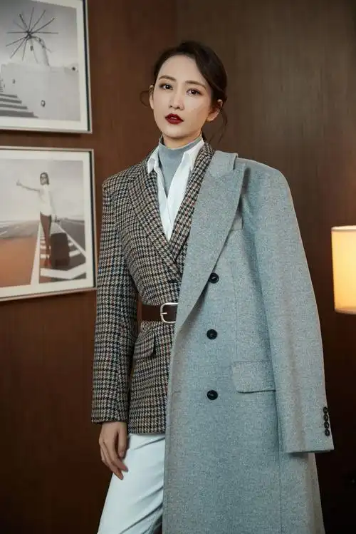 王鸥猎装英伦风气质迷人 朱唇媚眼诠释不同风格