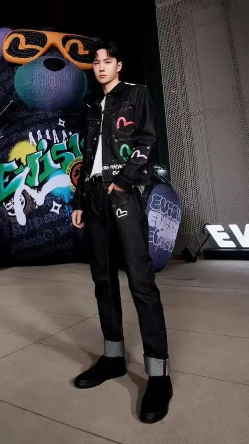 王一博全身图第二弹宽肩窄腰大长腿完美头身比完美体态#王一博 爱奇艺