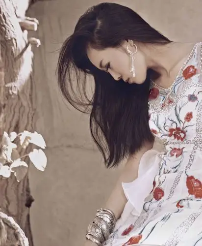 p>云朵,原名谢春芳,羌族,1987年2月7日出生于四川省阿坝藏族羌族自治