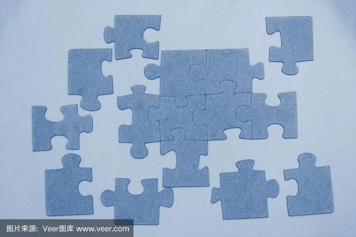未完成的拼图块背景色调的流行颜色2020年经典蓝色.前视图.