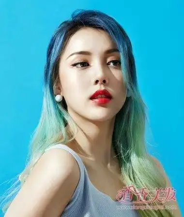 个性皮肤女生头发是彩色的 最新漂染彩色头发图片