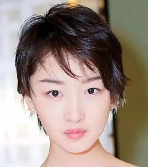 周冬雨短发护理发型