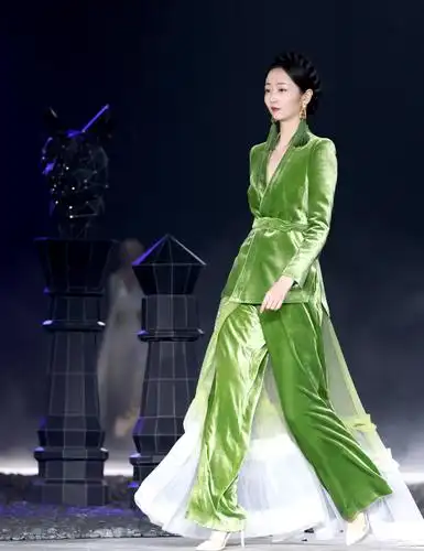 "盖娅传说·熊英"时装发布会在京举行