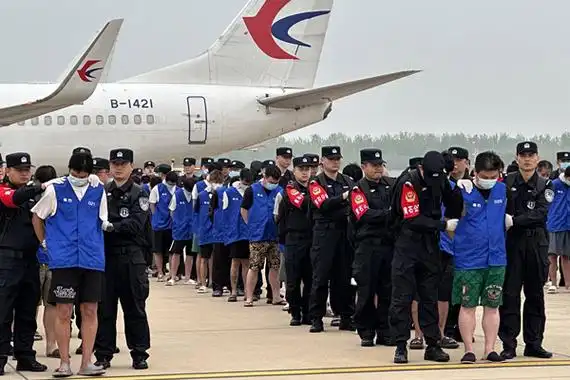 今年首批130名中国籍涉赌诈违法犯罪嫌疑人被押解回国
