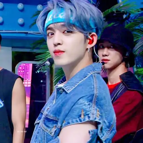 浅蓝色就有种妖精的感觉(褒义)深蓝色就很酷很飒 很多爱豆染蓝发都挺