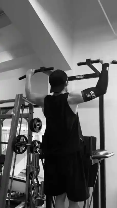 没看过@张彬彬vin 健身视频,背部线条 手臂肌肉荷尔蒙爆棚94哈哈哈