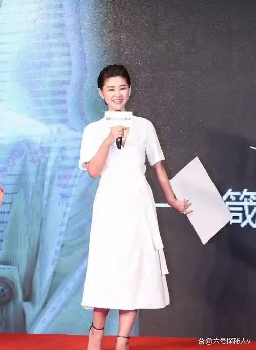 最主要的一个原因就是前者有着强大的家世支持,而后者她只是一个普通