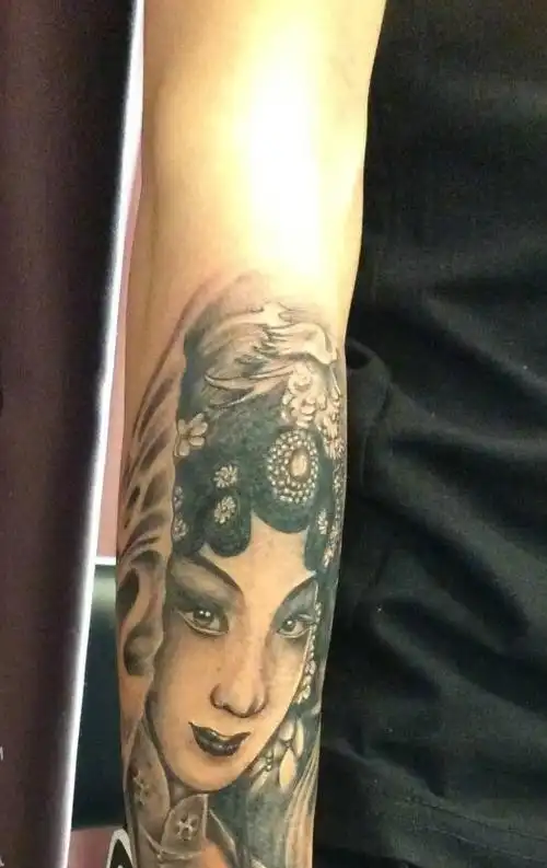 手臂黑白老传统花旦纹身图片