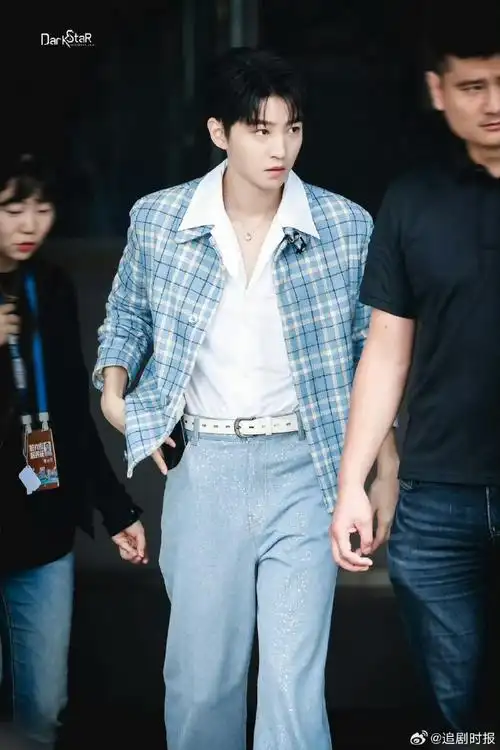 王俊凯蓝色格纹v领西装##老公姐的最高境界是茅威涛