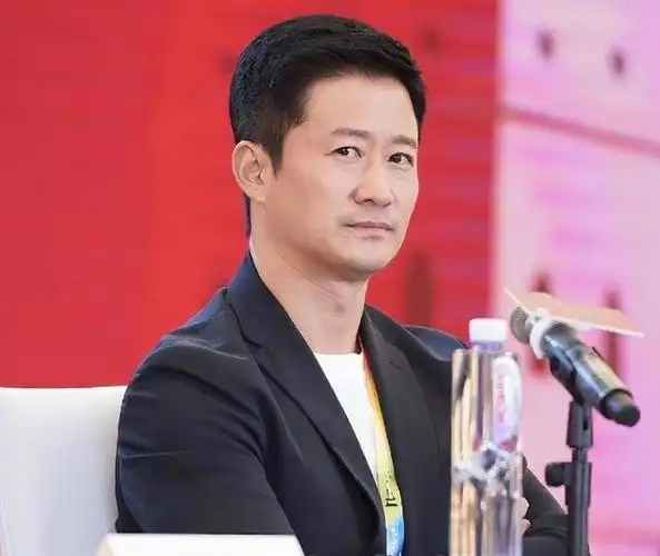 当时,吴京兴致勃勃地自我介绍时,不慎说成了:"我是闫妮的老公".