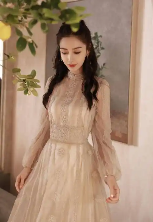 杨颖气质越来越高级,身穿复古长裙,化身童话中的"优雅公主"_造型_整体