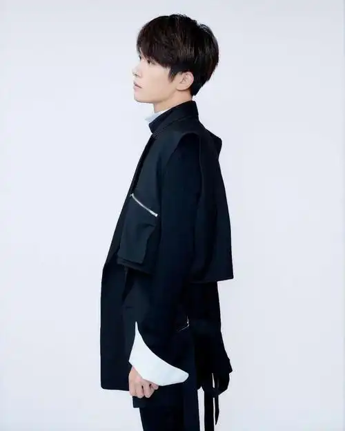 易烊千玺一身黑look潮流有型 眸光深邃满满禁欲风