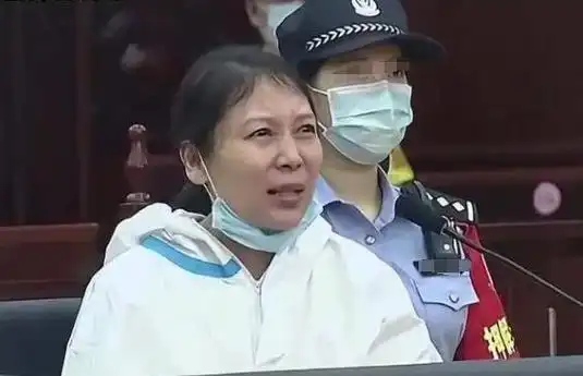 2023年,劳荣枝被执行死刑,押往火葬场,行刑前泪流满面后悔不已