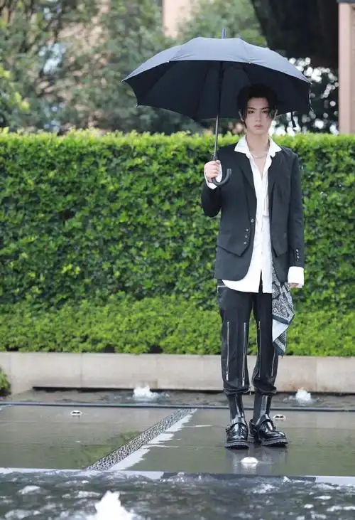 黄明昊拉链机车裤时髦写真图片34