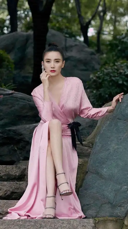 宋佳身穿粉色镶钻长裙,肌肤胜雪,美如仙子! @视觉中国