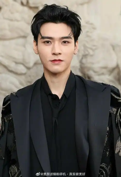 龚俊金丝图腾斗篷