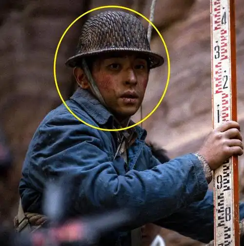 邓伦《理想照耀照中国》剧照:看清吊威亚时高度,是否作秀很显然