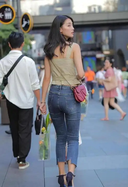 街拍美女,蓝色牛仔裤小姐姐,甜甜的笑容让人沉醉!