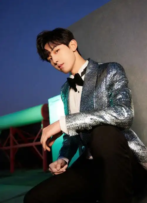 郭俊辰解锁新色系西装#今是帅气的小王子郭俊辰,蓝色星河西装优雅