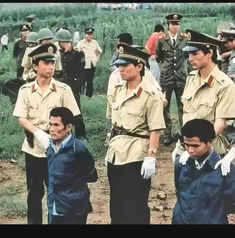 这是90年代,郊外的刑场上,两名犯人被执行死刑的现场,照片中的他们