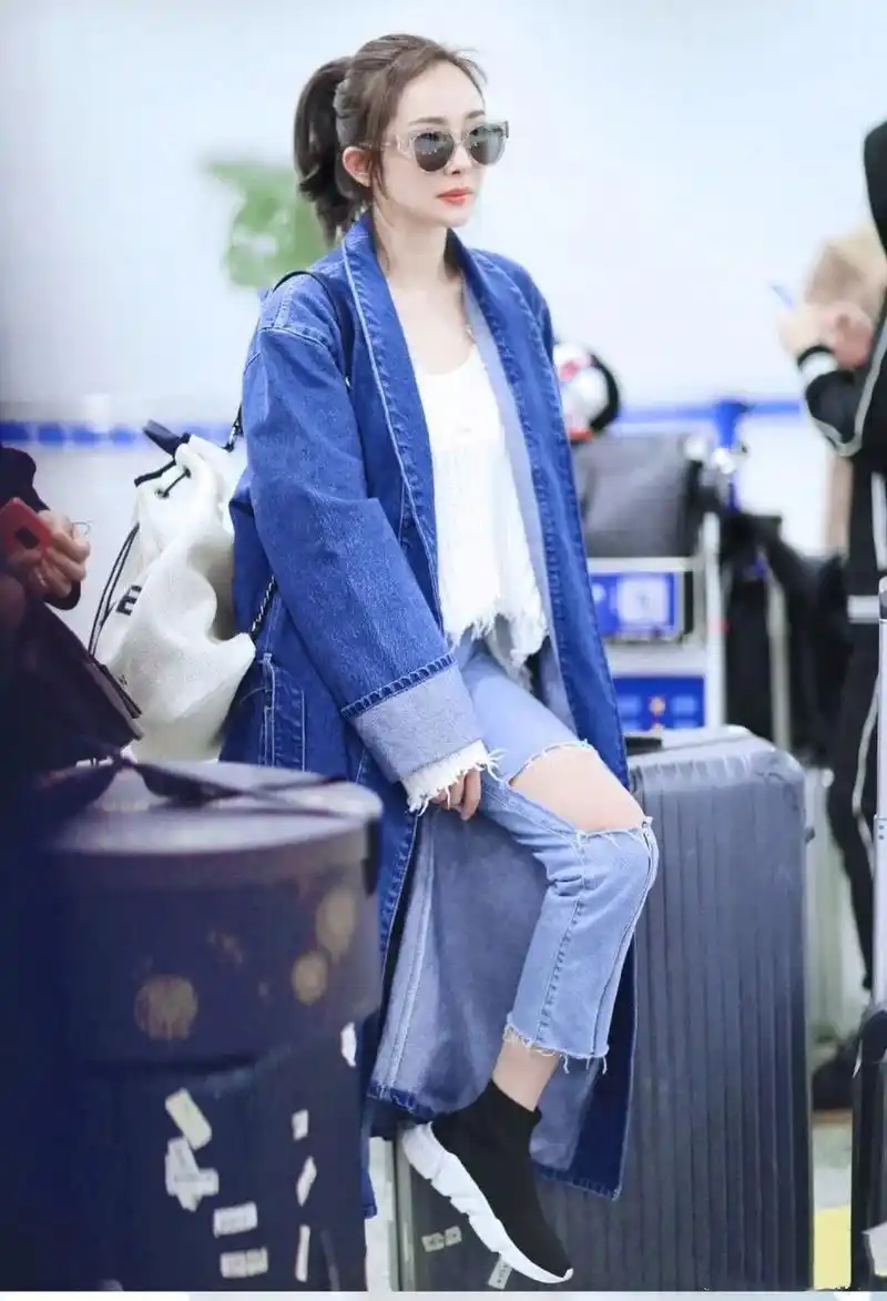 原创杨幂钟爱的一件时尚单品披上牛仔外套变身潮酷女孩经典百搭