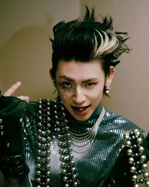 小鬼王琳凯超话光影氤氲,眉间流转,属于我们的酷炸舞台ing !