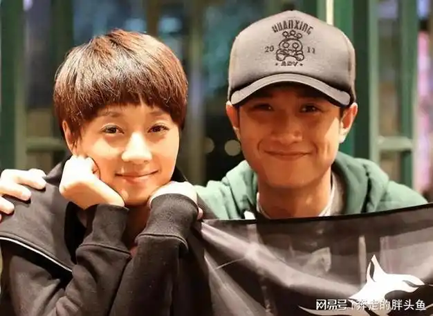 一张照片引爆社交媒体马伊琍一家四口罕见同框为庆祝女儿毕业