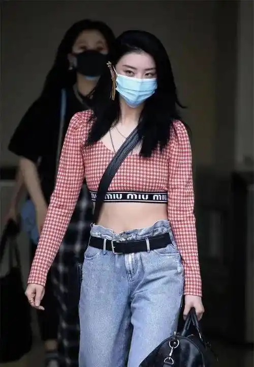 蓝盈莹穿"链条裤",担心走光配了安全裤,哪知暴露了真实腰围_牛仔裤