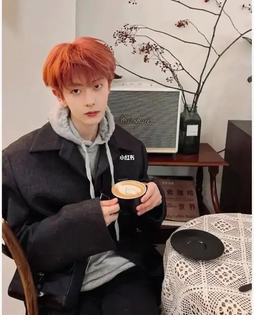 男生显白发色,不用漂的脏橘色大连男士发型