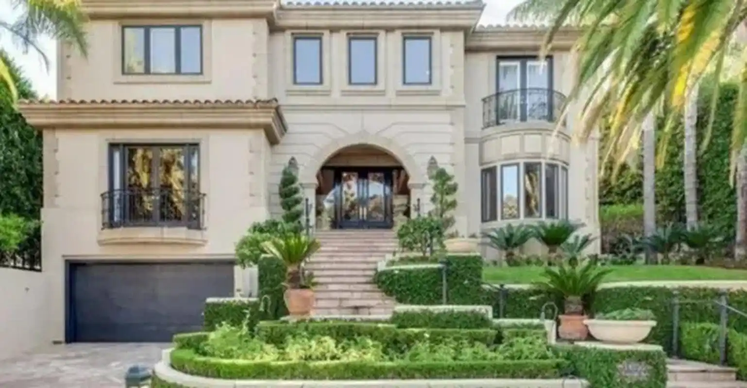 密春雷花费6000万,给董卿在美国购买了一栋豪宅,就在密春雷将豪宅交给