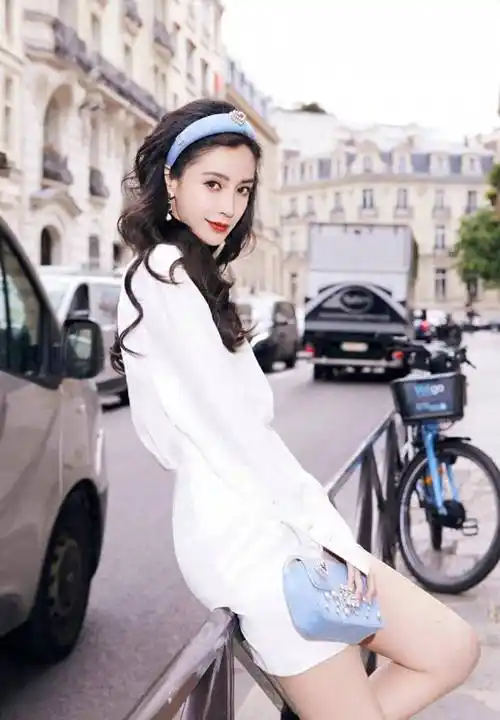angelababy蓝白穿搭清新靓丽,头带凸显法式时尚_蓝色_白色_整体