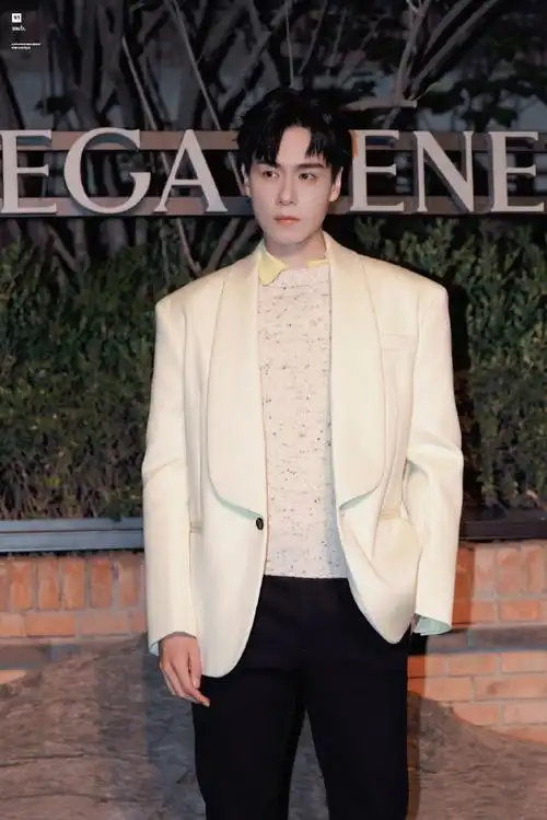 bv北京时装秀##胡一天洋甘菊色西装