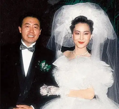 可惜好景不长,结婚几年后马清伟就频传出花边新闻,到处沾花惹草,经常