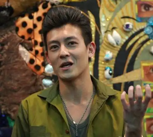 图陈冠希背头发型备受追捧各方面都是个话题焦点人物