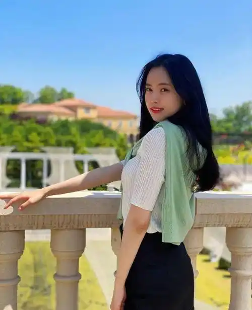 虽然脸上还是肉肉的,但那个时候娜恩的身材也是比较得分的.