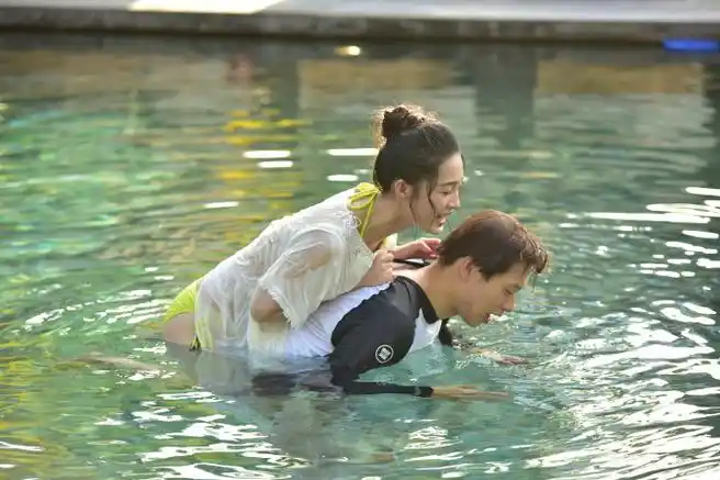 李沁 魏大勋《我们相爱吧》泳池戏水剧照#给魏大勋吹头发的是李沁