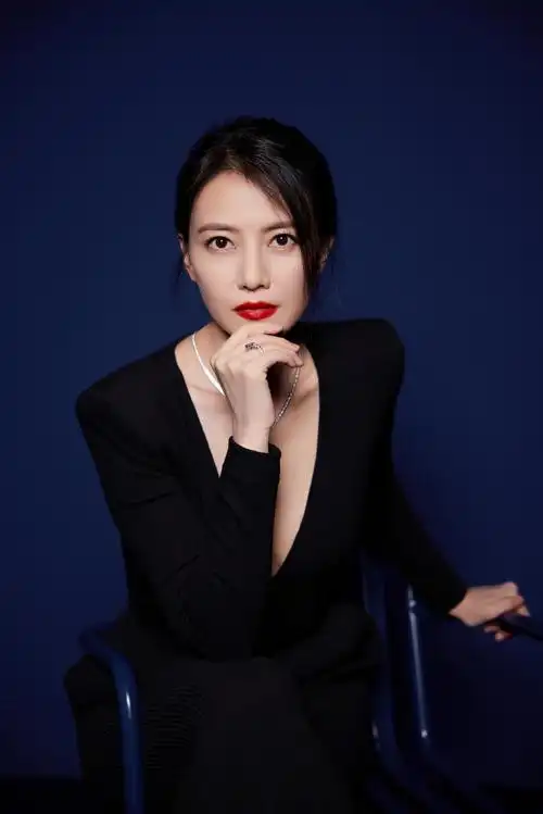 高圆圆黑色深v##此沙晒与高圆圆合照##高圆圆美神降临