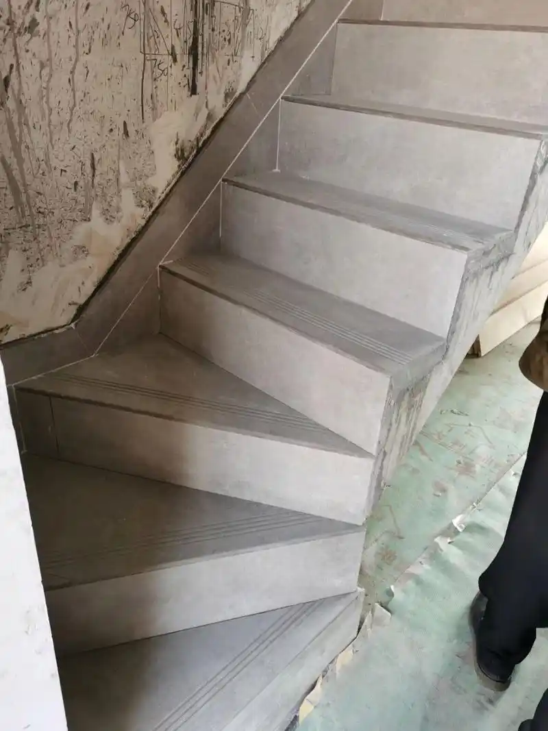 工地实拍|瓷砖贴楼梯踏步 相比于定制大理石楼梯踏步或者木质踏步